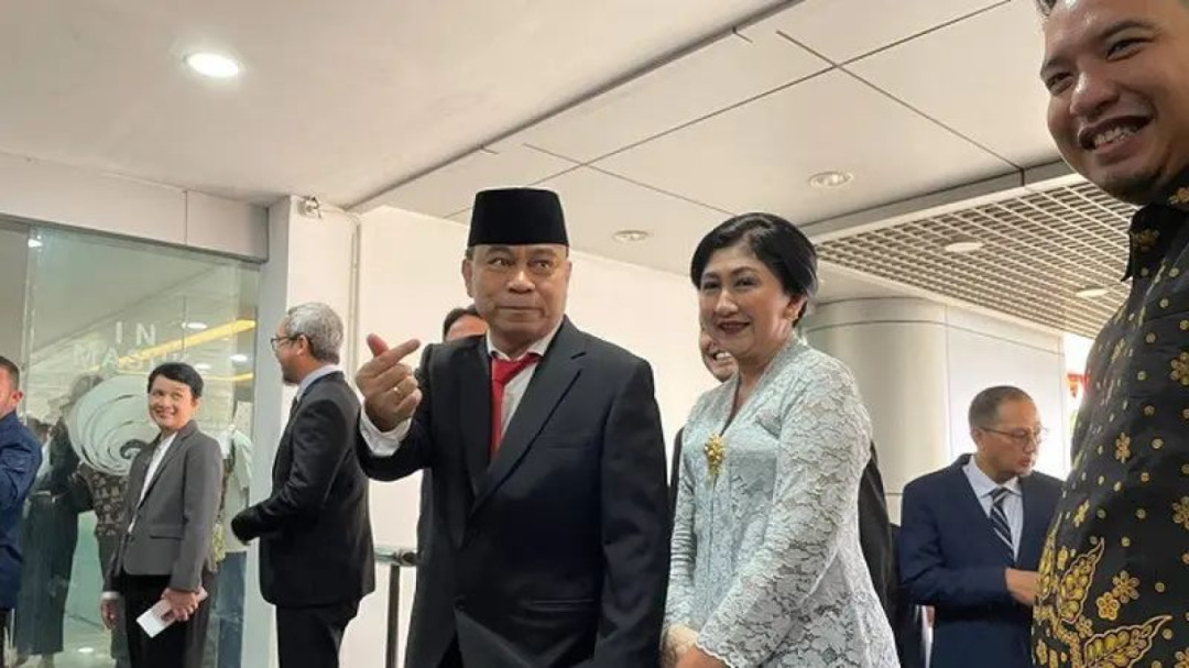 Budi Arie Setiadi Kasih Love Sign Usai Dilantik Jadi Menkominfo