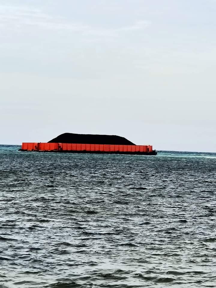 Kapal Tongkang Ditemukan Terdampar Di Pesisir Pantai Desa Maharayya