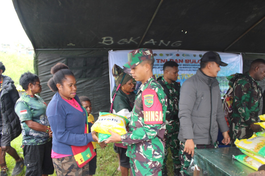 Dukung Swasembada, TNI–Bulog Gelar Beras Murah di Puncak Jaya