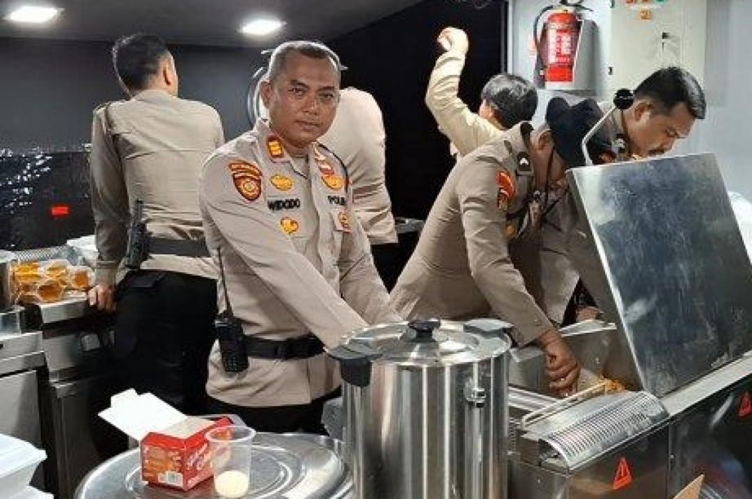 Ketika Polisi Jadi Koki: Cerita Dapur Kemanusiaan di Kapuk Muara.Dari Tongseng Sampai Kentang Goreng
