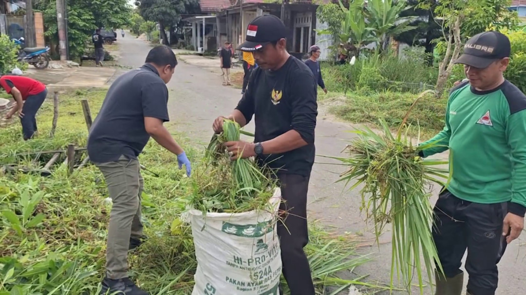 Warga Cempaka Gotong Royong Kembalikan Fungsi Embung dan Drainase