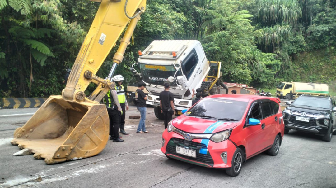 Tali Putus, Alat Berat Nyaris Hantam Pengendara