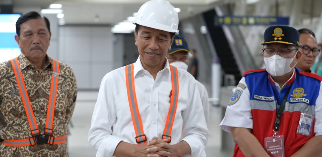Tinjau Kesiapan Stasiun LRT TMII, Presiden Jokowi Harap Sudah Bisa Beroperasi Juli 2023