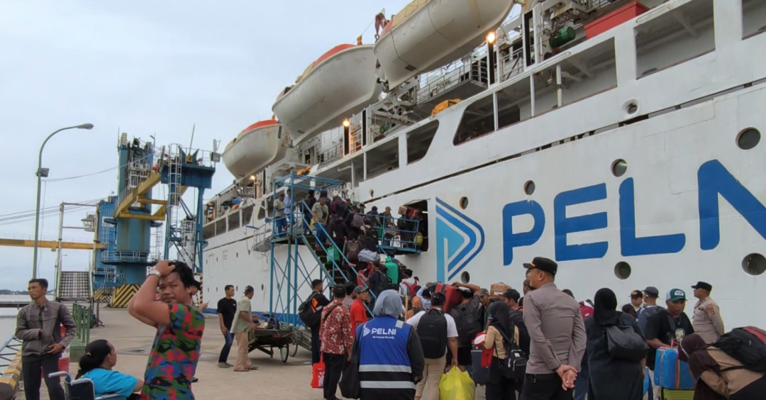 Mudik Lebih Awal, Penumpang KM Lauser di Pelabuhan Batulicin Membeludak Melampaui Kapasitas