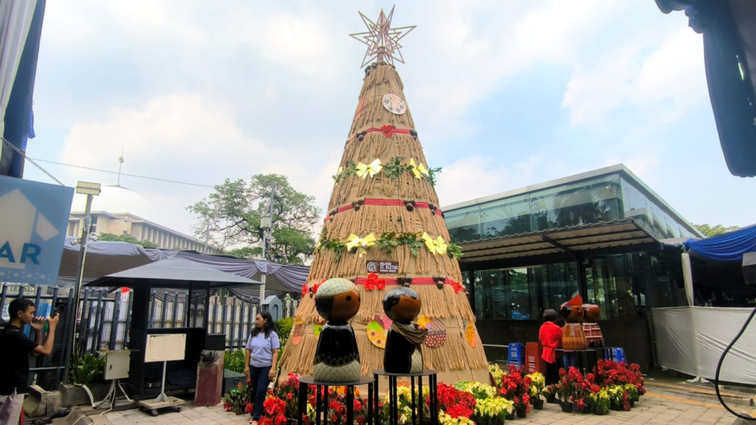 Dekorasi Natal Daur Ulang Hiasi Katedral Jakarta