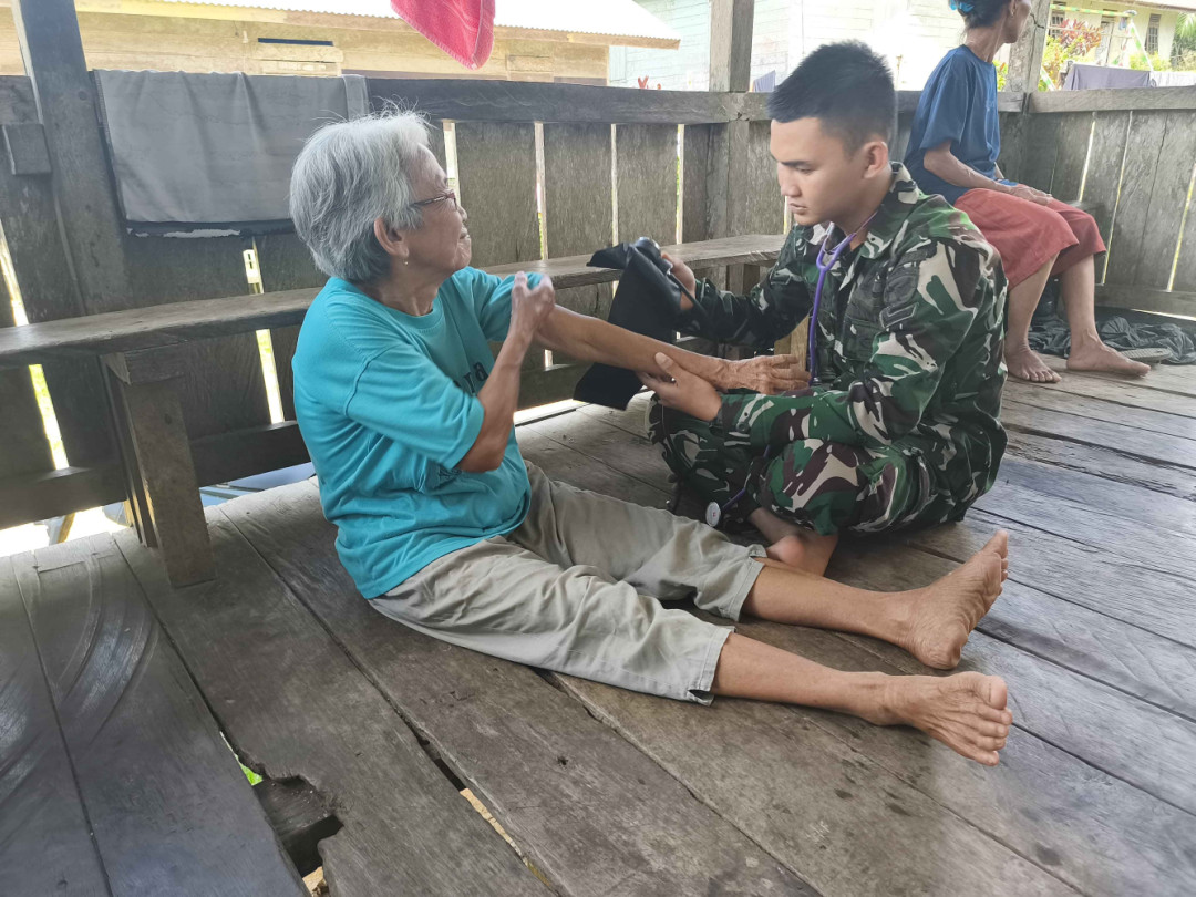 Satgas TMMD Ke-128 Berikan Layanan Kesehatan Gratis, Warga Desa Semayang Terbantu