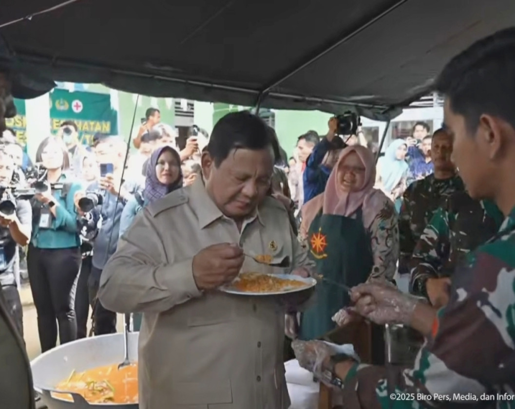 Presiden Prabowo Cicipi Nasi Goreng di Posko Pengungsi Agam, Puji Masakannya