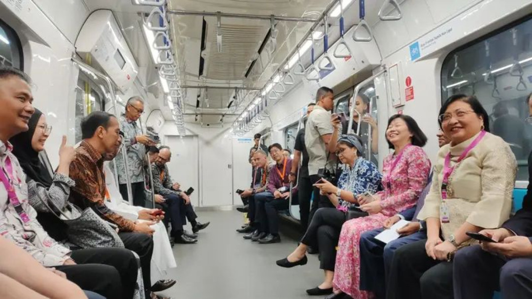 Hadiri HUT ke-56 ASEAN, Jokowi Naik MRT Bareng Para Dubes Asing dari Stasiun Bundaran HI