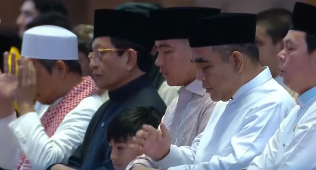 Wapres Gibran Salat Id di Istiqlal, Swafoto Bersama Warga