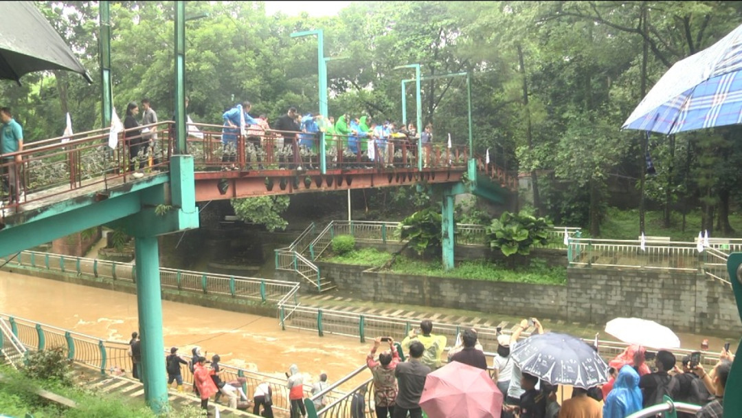 10 Ribu Liter Eco Enzyme Dituang ke Anak Sungai Cisadane