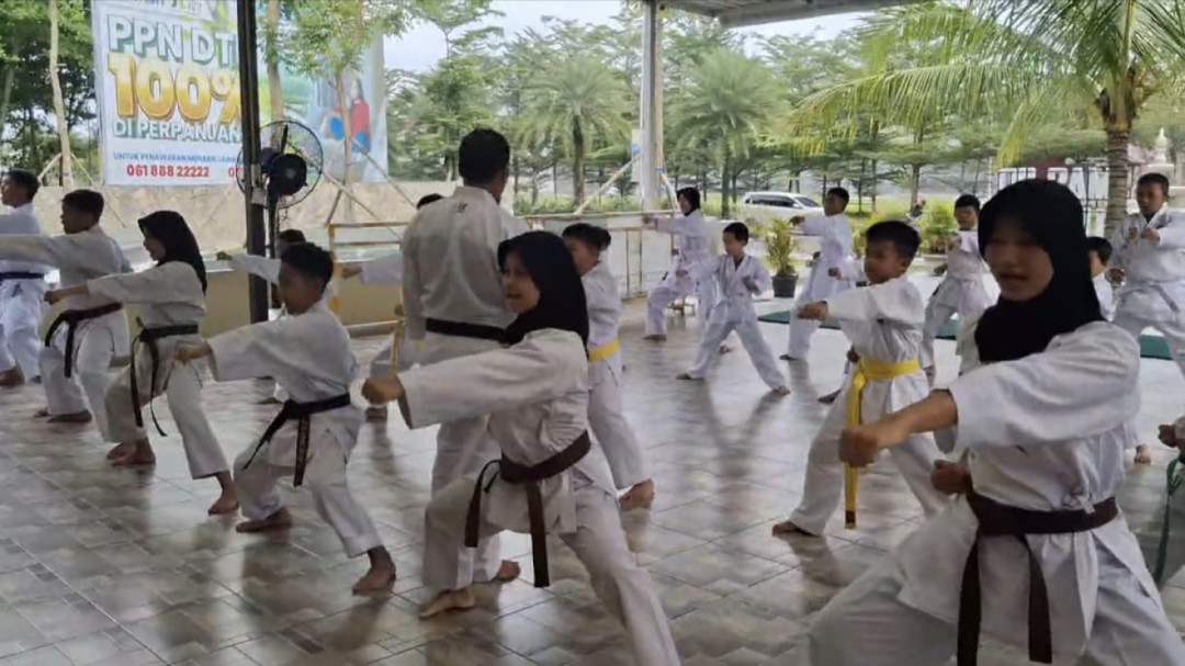 Para Atlet Karate Tetap Latihan Meski Berpuasa