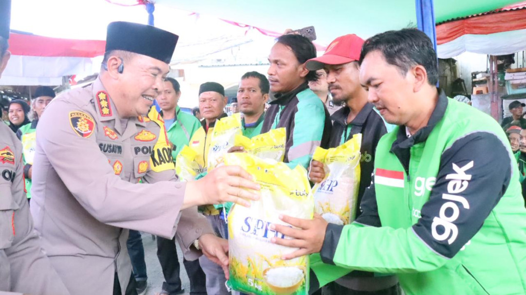 Kapolres Metro Jakpus Bagikan Sembako Gratis untuk Ojol dan Warga