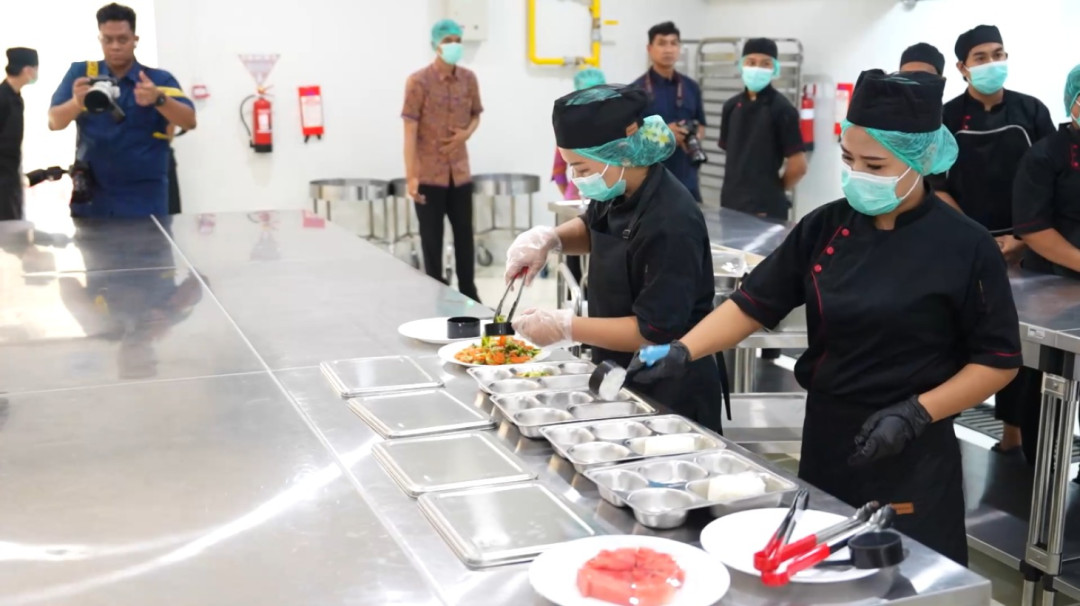 Kunjungi MBG di Bali, Miliarder Brasil Terkesan Program Makan Gratis
