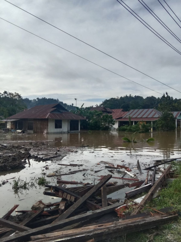 Banjir Rendam 60 Rumah di Poso, Warga Terpaksa Lewat Jalur Alternatif