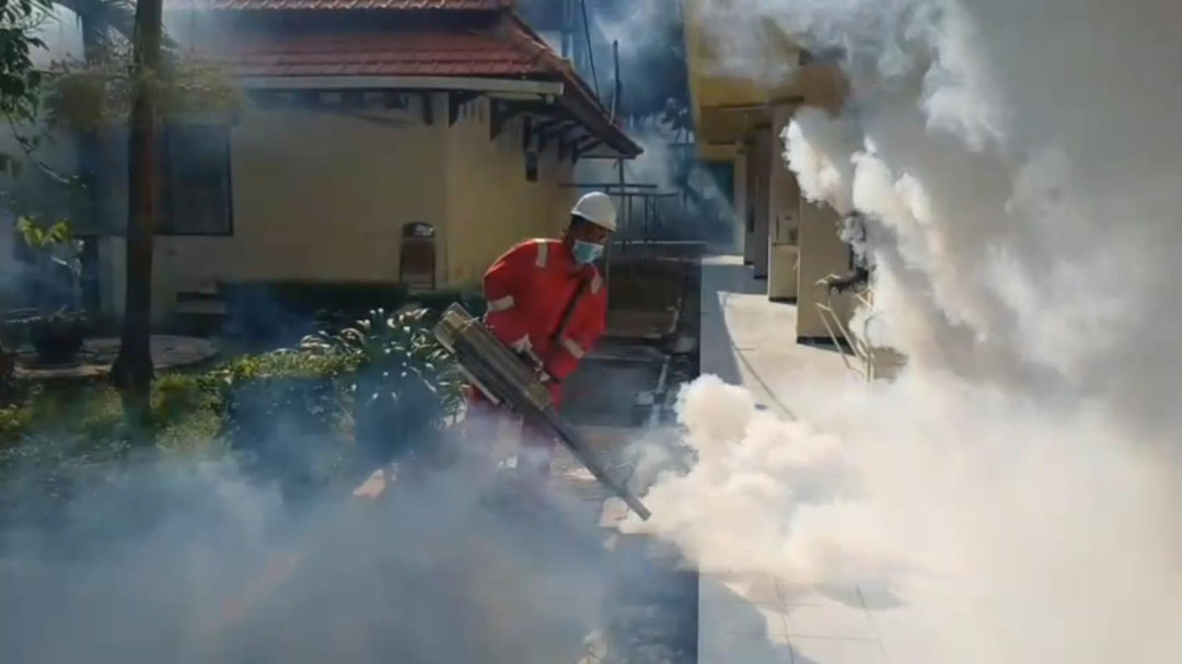 Cegah DBD, Asrama Haji Surabaya Lakukan Fogging Massal