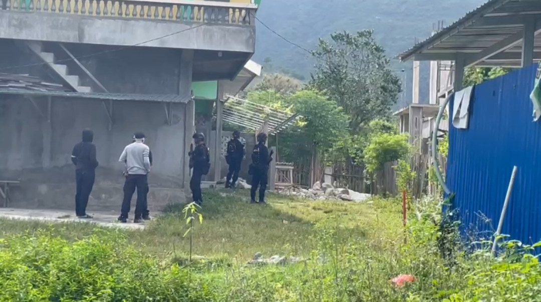 Gledah Rumah Terduga Kelompok Kriminal Bersenjata, Densus 88 Temukan Barang Bukti Paham Radikalisme