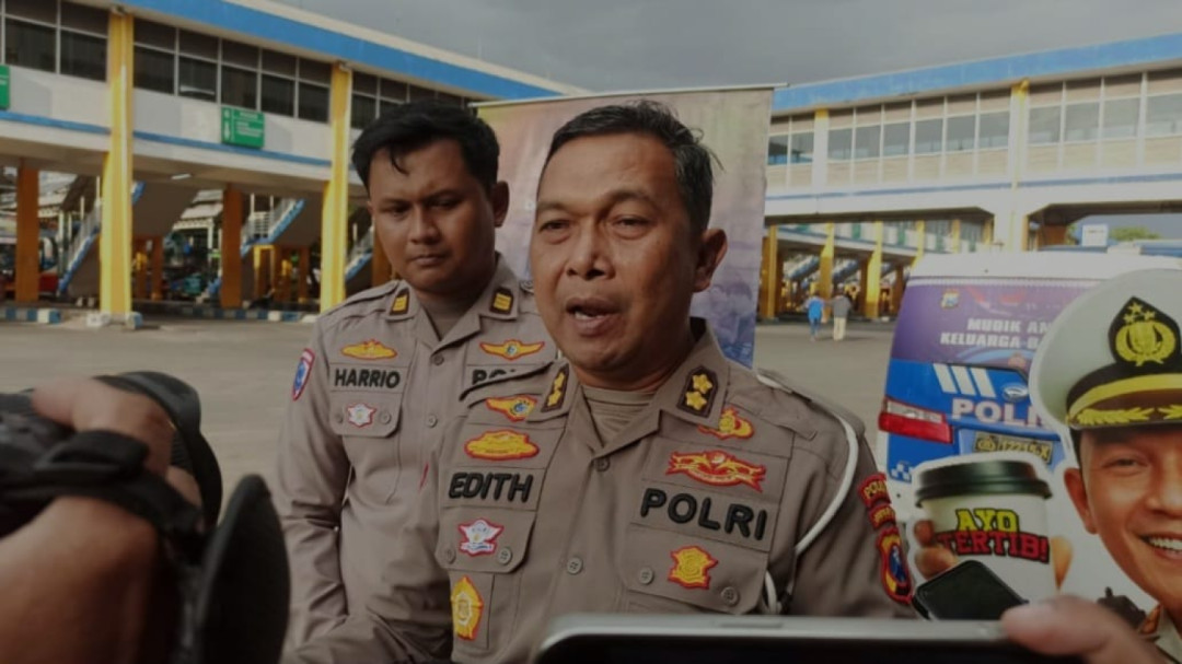 Polda Jatim Sosialisasikan Keselamatan Mudik kepada Kru Bus di Terminal Purabaya