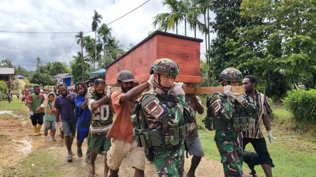 TNI Bantu Pemakaman Guru Inspiratif di Kombut, Papua Selatan