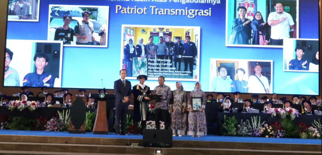 Menteri Transmigrasi Serahkan Ijazah Almarhum Wisudawan Patriot di ITS