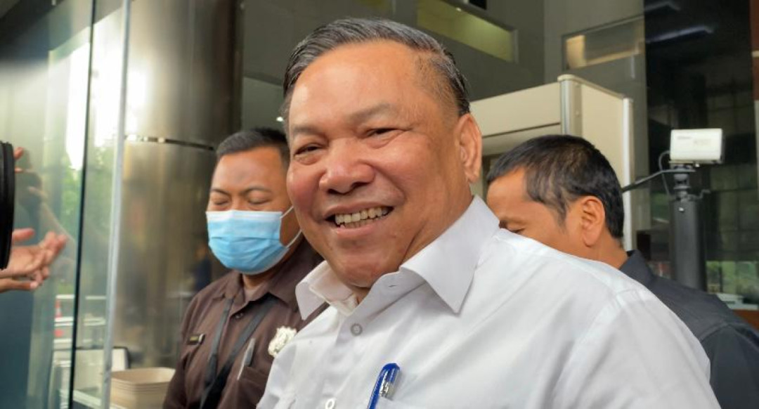 Senyuman Sekda Riau SF Hariyanto Usai 3 Jam Diperiksa KPK Perihal Kejanggalan Hartanya