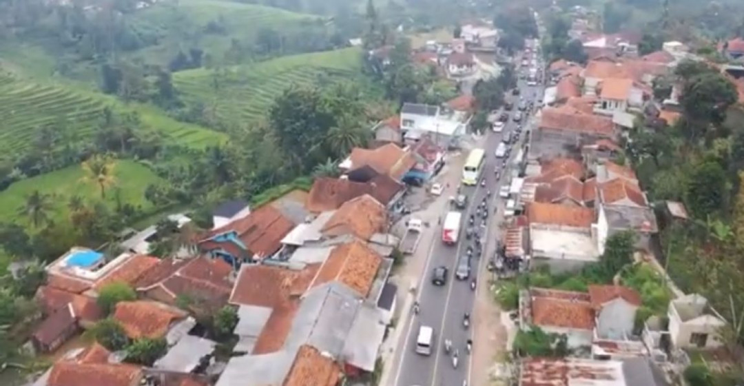 Arus Lalu Lintas Simpang Nagreg Terpantau Padat Sore Hari