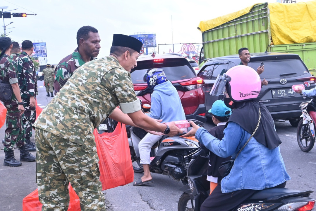 Lanud Sultan Hasanuddin Bagikan Takjil untuk Masyarakat Makassar