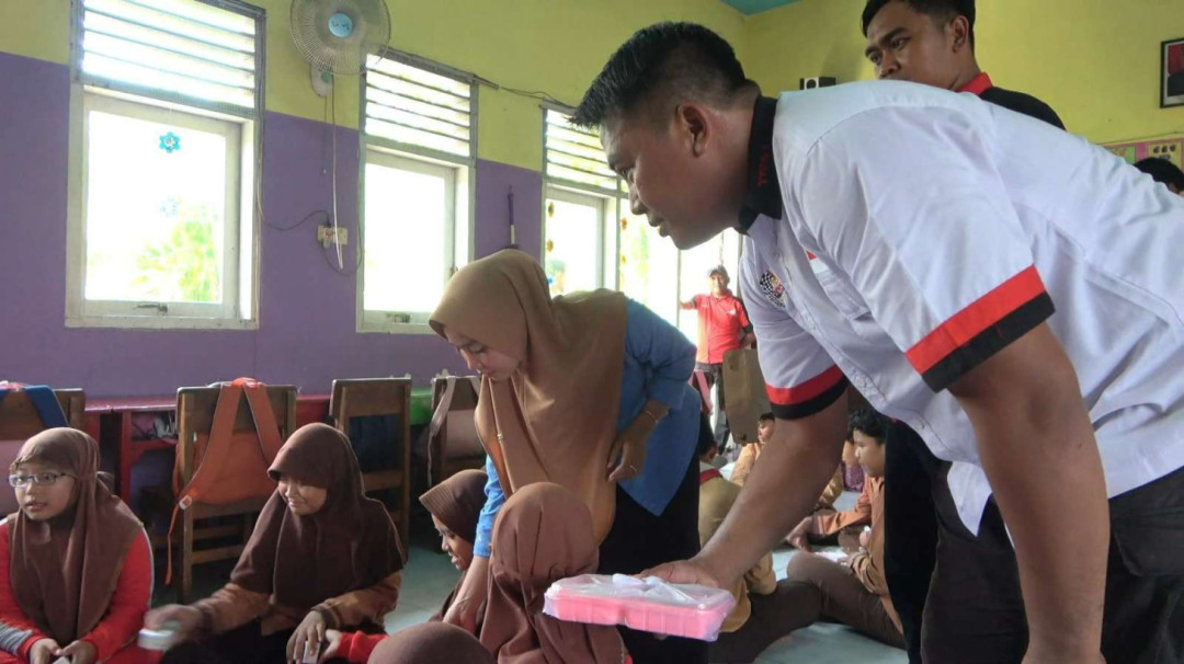 Komunitas Motor Bagikan Seribu Porsi Makan Bergizi untuk Siswa di Lamongan
