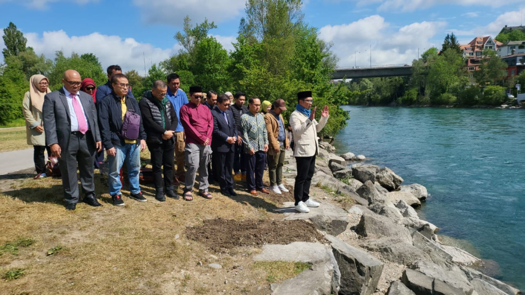 Momen Ridwan Kamil Sholat Ghaib di Tepi Sungai Aare Melepas Sang Anak Tercinta