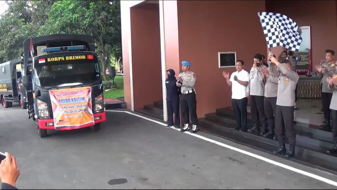 Polda Kaltim Melepas Rombongan Truk Pengangkut 2.000 Paket Sembako Untuk Korban Gempa Cianjur