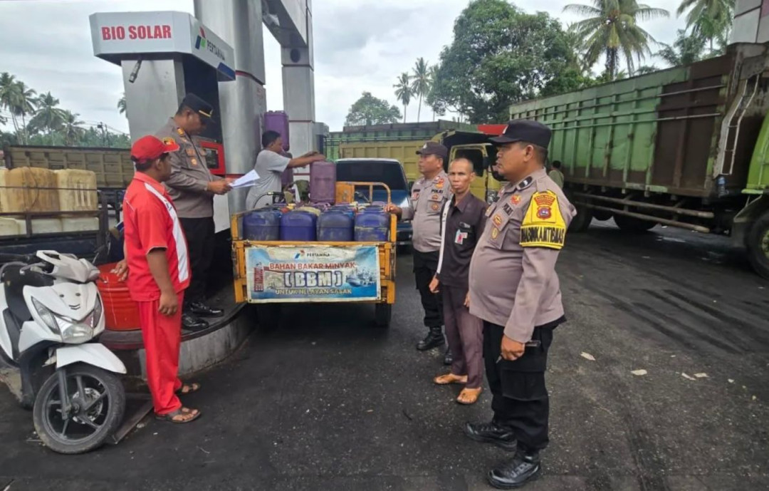 Pastikan Solar Subsidi Tepat Sasaran, Polsek Pasaman Sidak Penyaluran BBM Nelayan di SPBU Sariak
