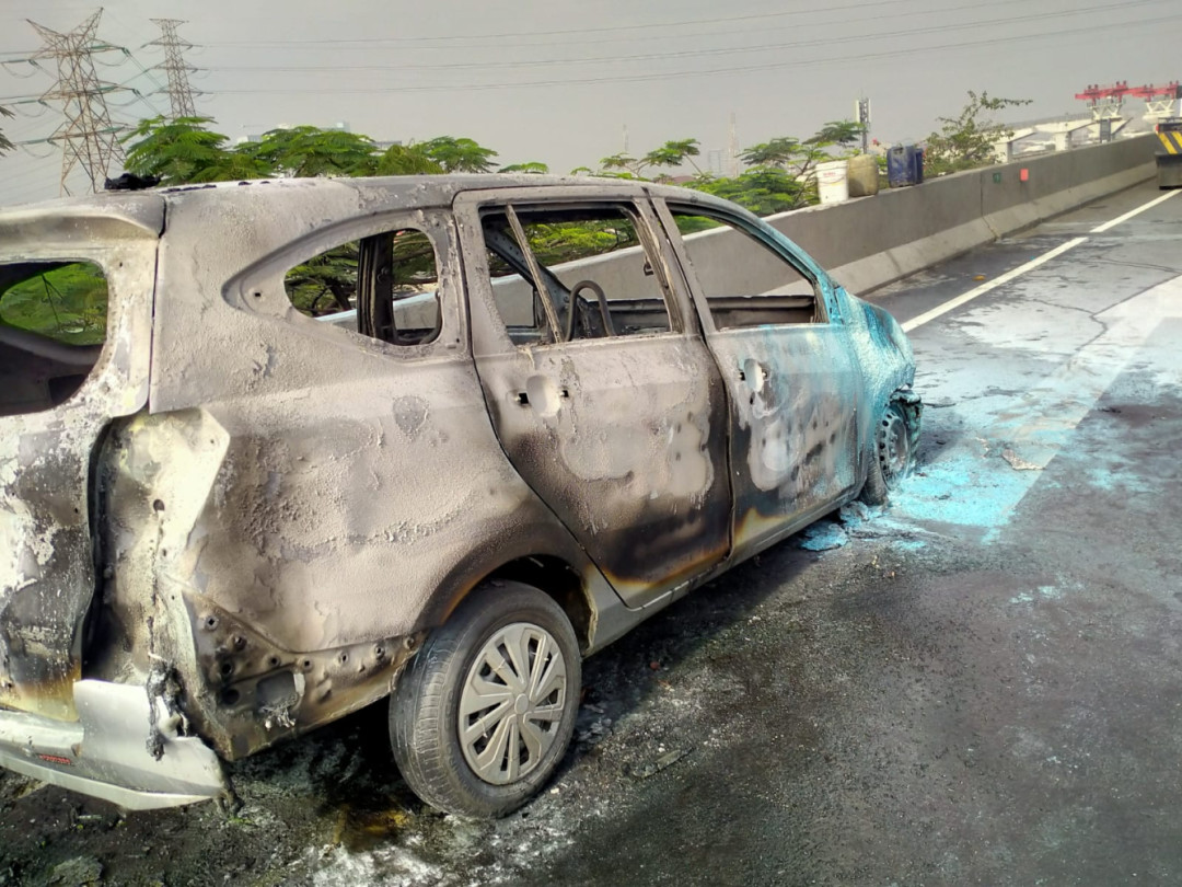 Mobil Terbakar di Tol Layang Kemayoran, Diduga Akibat Korsleting Listrik