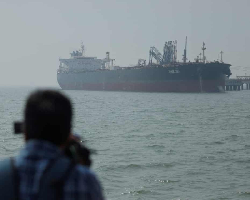 Iran Seleksi Kapal Lewat Selat Hormuz