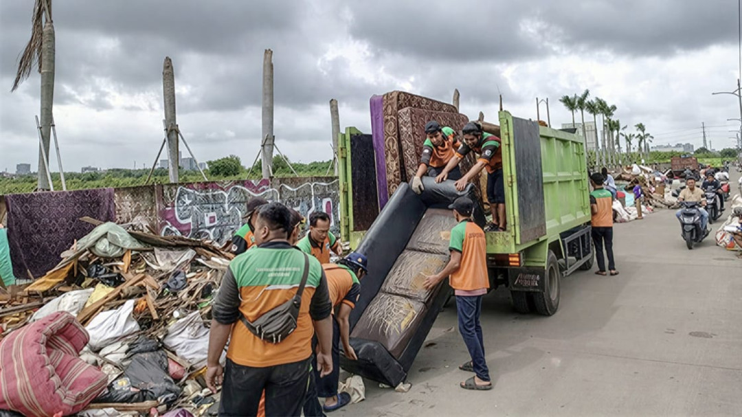 Sudin LH Jakbar Bersihkan 187 Ton Sampah Pascagenangan Kembangan