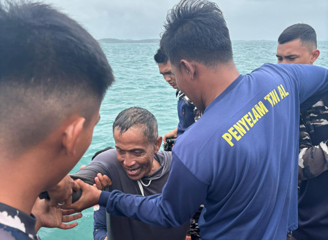 KRI Silas Papare-386 Berhasil Evakuasi Nelayan Tenggelam di Perairan Selat Riau
