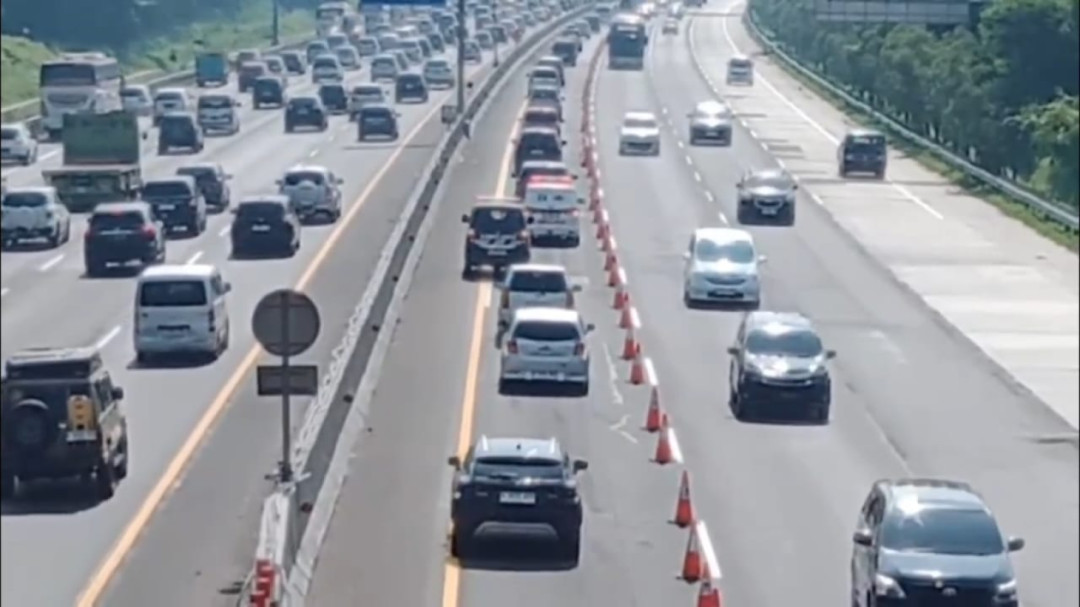 Arus Tol Japek Padat, Petugas Berlakukan Contraflow