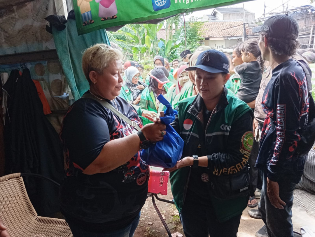 Di Tengah Aksi Unjuk Rasa, Ojol Jaksel Patungan Bagikan Sembako untuk Sesama