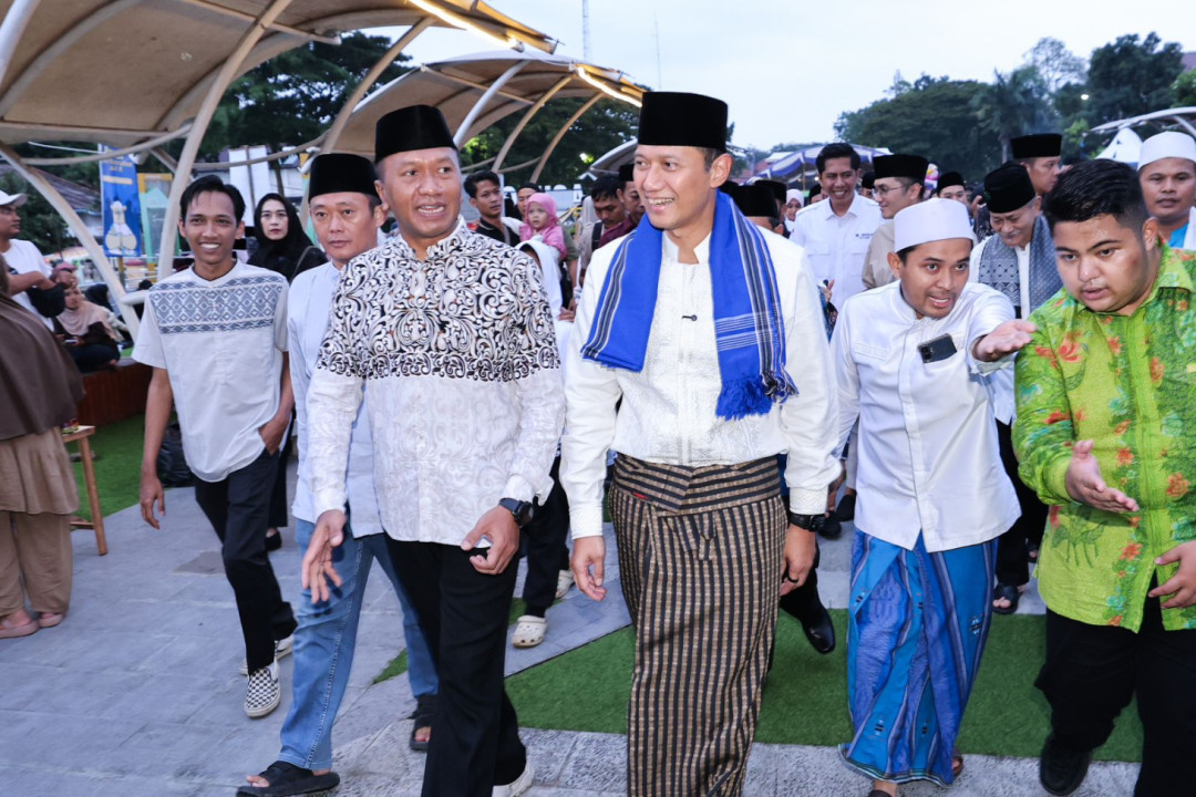 Momen Hangat Menko AHY Berbuka Puasa Bersama Warga di Masjid Agung Serang