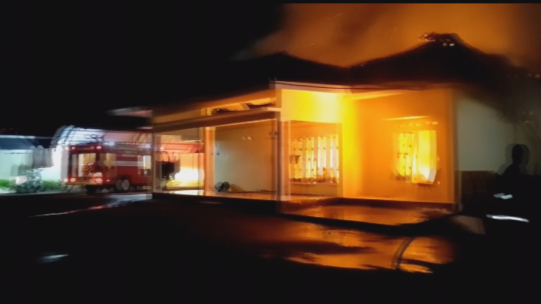 Kebakaran Rumah Dinas Wakil Gubernur Jambi diwarnai Insiden Kecelakaan Mobil Damkar