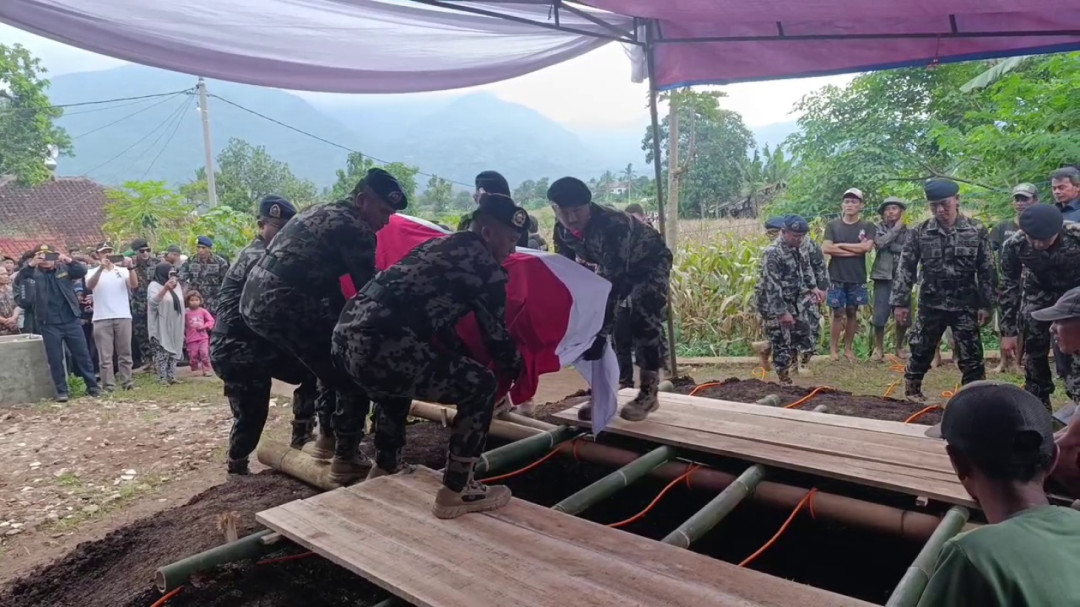 Salah Satu Korban Pesawat ATR Dimakamkan di Kampung Halaman Garut