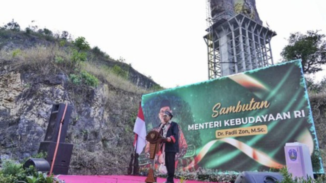 Fadli Zon Tinjau Pemasangan Panel Kepala Merak Monumen Reog Ponorogo