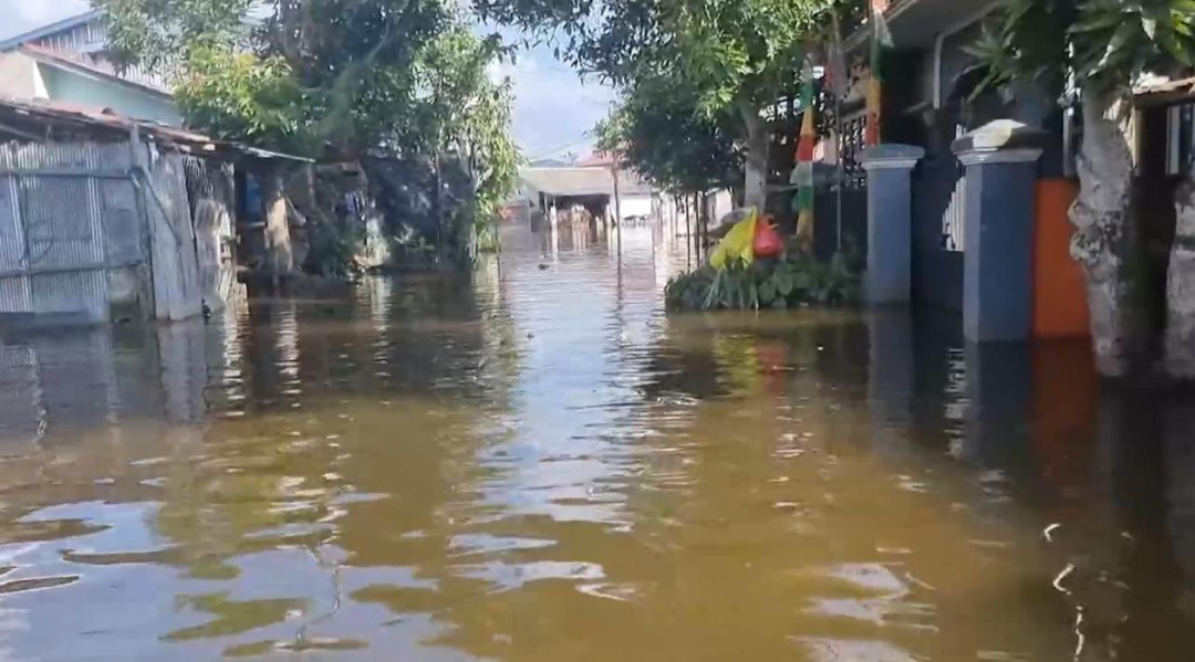 Banjir Belum Surut, Warga Bengkuring Bertahan di Rumah dengan Panggung Darurat