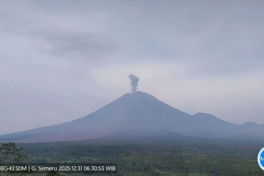 Gunung Semeru Erupsi Tiga Kali Rabu Pagi, Kolom Abu Capai 900 Meter