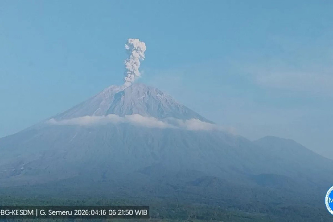 Gunung Semeru Erupsi Lima Kali, Warga Diminta Waspada