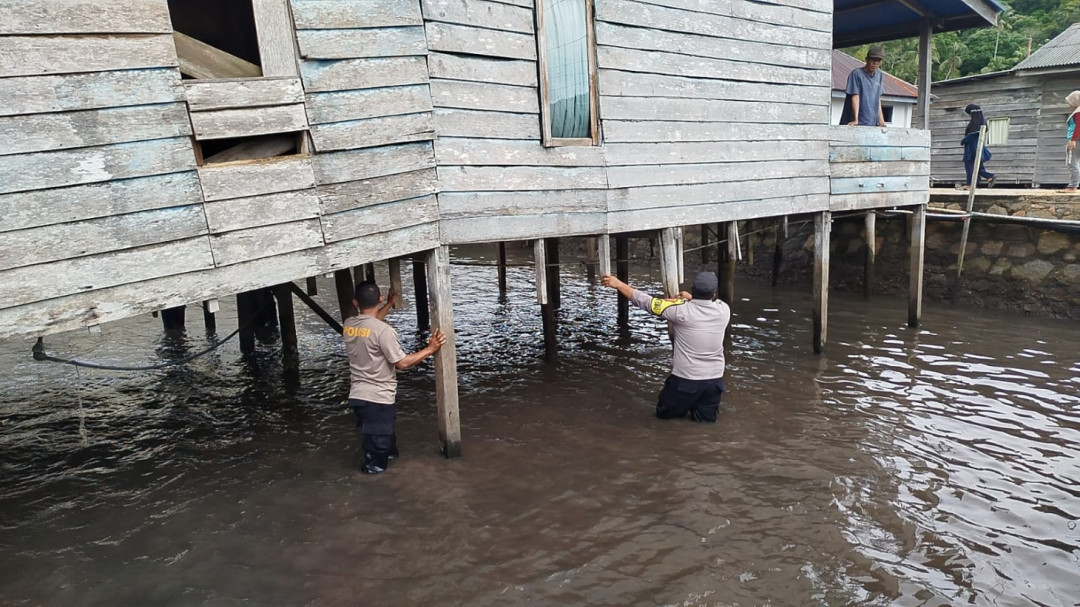 Saat Polisi Menjadi Keluarga: Bhabinkamtibmas Jemaja Bantu Perbaiki Rumah Warga