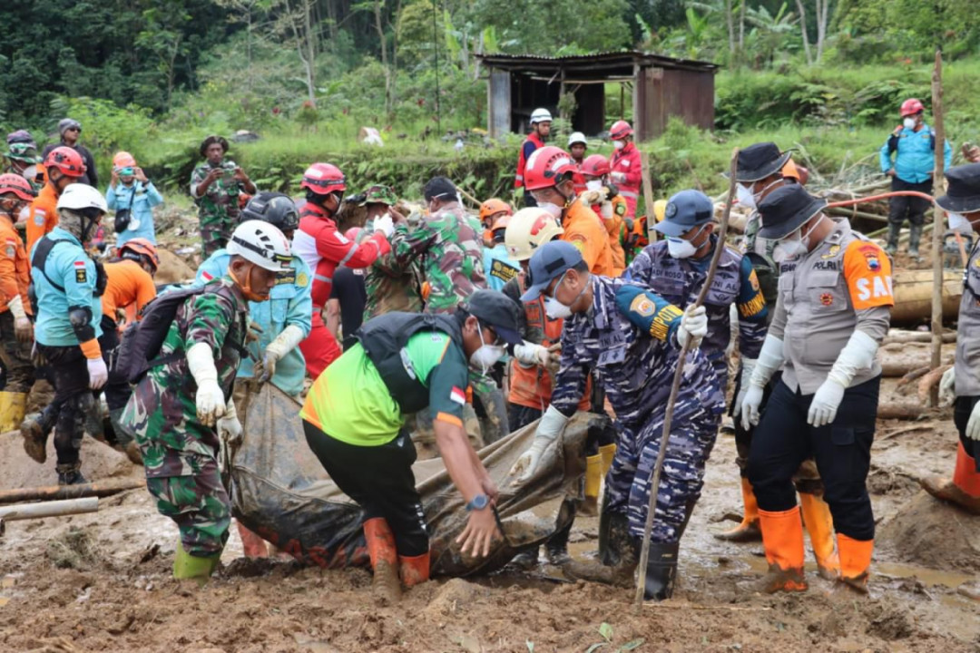 Peduli Bencana Alam, TNI AL Kembali Evakuasi Dua Korban Dan Bagikan Obat-Obatan Bagi Warga Terdampak Tanah Longsor Pekalongan