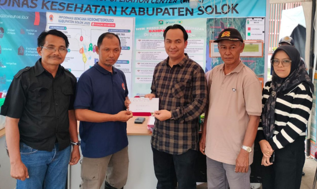 Kominfo Solok Serahkan Bantuan Tunai melalui Posko Utama Bencana