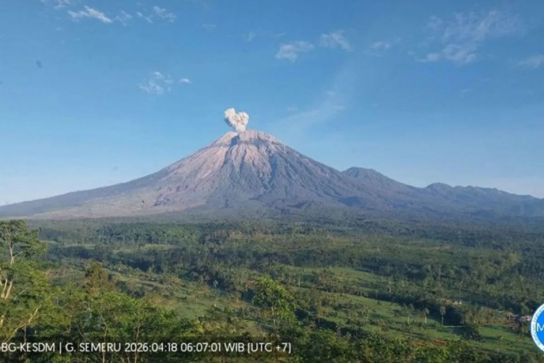 Gunung Semeru Erupsi, Abu Vulkanik Mengarah ke Barat Daya