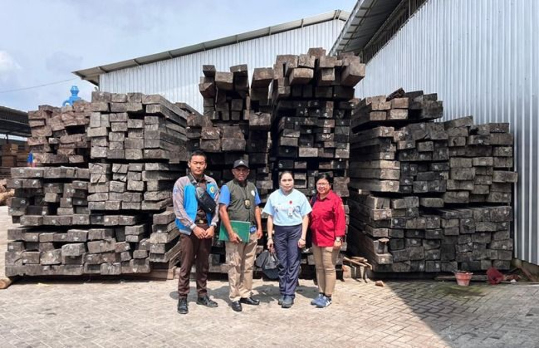 Gakkum Kehutanan Serahkan Dua Tersangka Kasus Kayu Eboni Ilegal ke Kejaksaan