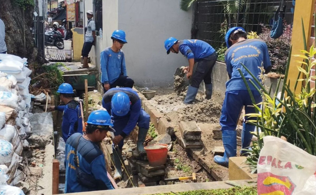 Sudin SDA Jakbar Benahi Saluran Air di Depan SMPN 75 Kebon Jeruk