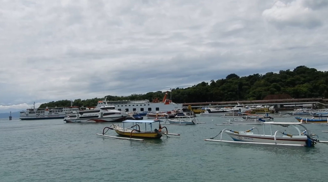 Gelombang Tinggi, Penyeberangan Kapal Cepat Padangbai Dihentikan